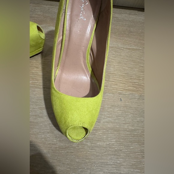 Qupid lime suede peep toe pumps - Picture 7 of 8
